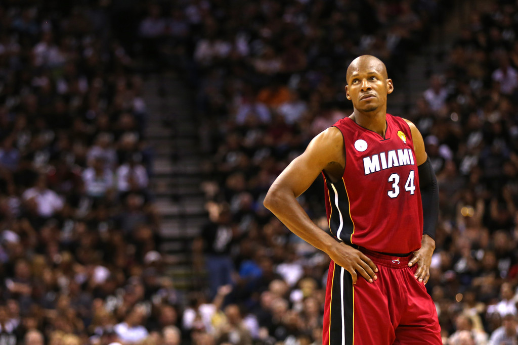 Ray Allen picks up player option to remain with Heat