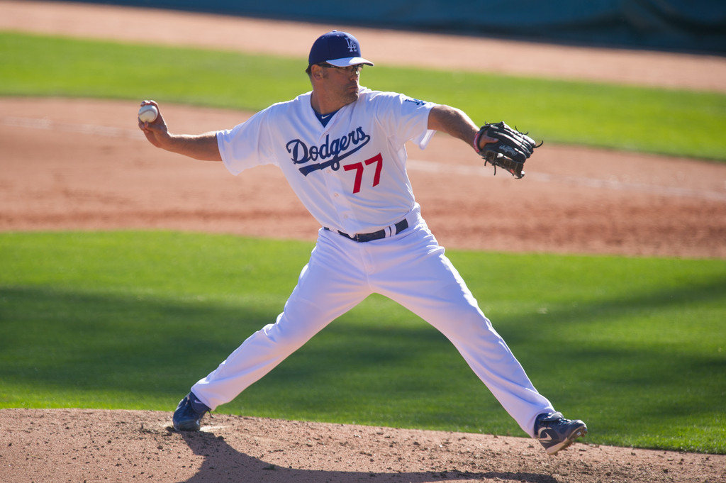 Dodgers facing trouble in placing Kevin Gregg on roster