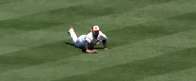 Nick Markakis starts double play with great diving catch (GIF)