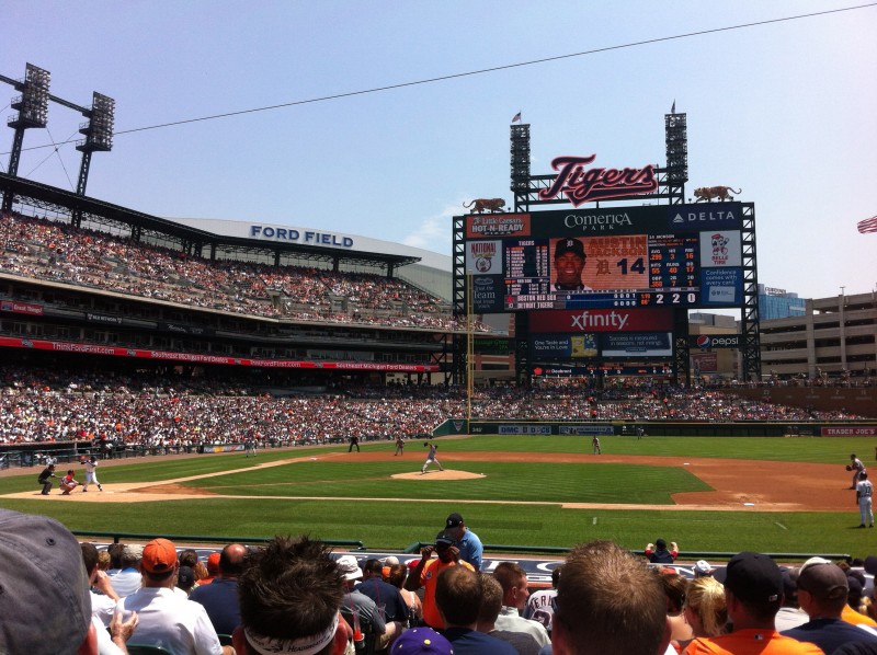 Tigers fan pantsed trying to get foul ball