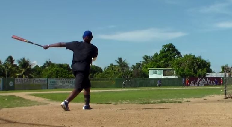 Son of Vladimir Guerrero crushes baseballs like his father did (Video)