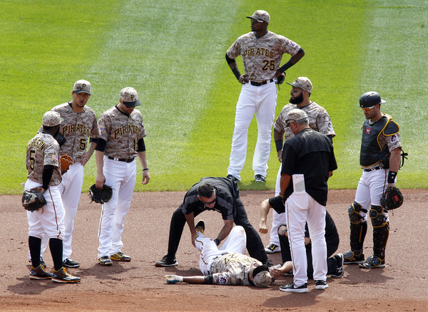 Pirates: Jung Ho Kang leaes game with left knee injury