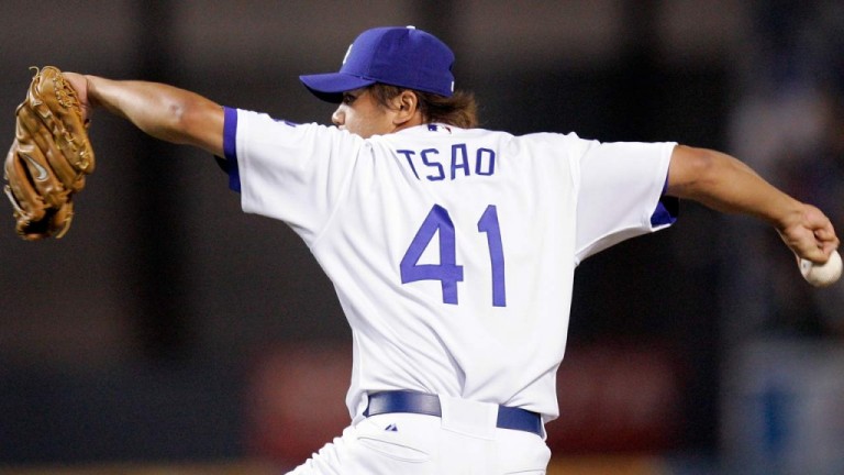 Dodgers re-sign Chin-Hui Tsao to minor league deal