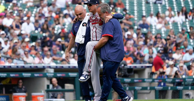 Jesse Chavez leaves game after being hit by comebacker, x-rays negative