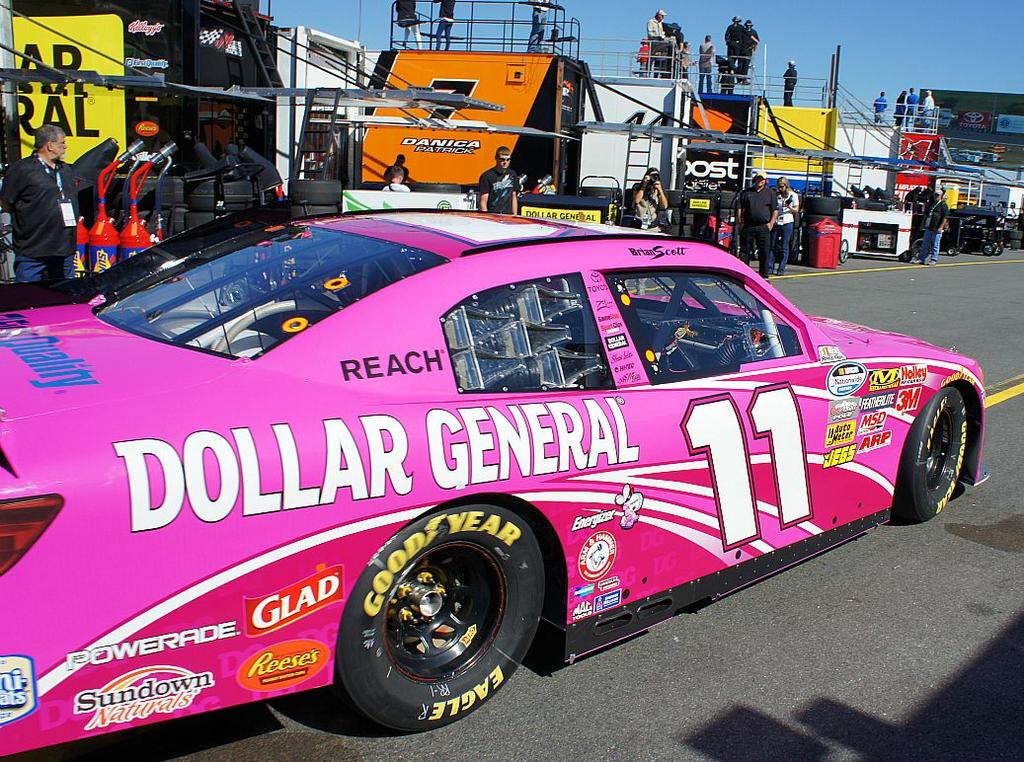 Championship battle, Danica, Pink cars headline Charlotte Nationwide race