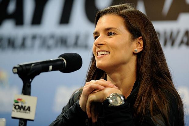 Danica Patrick continues to have bad luck to start 2014