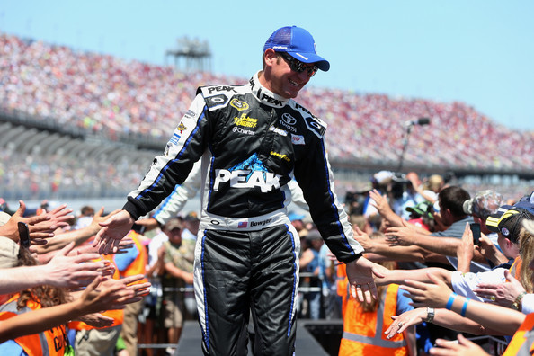 Clint Bowyer signs extension with MWR, expecting baby