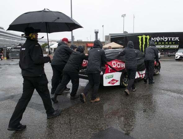 Rain delays start of Cup race at Dover