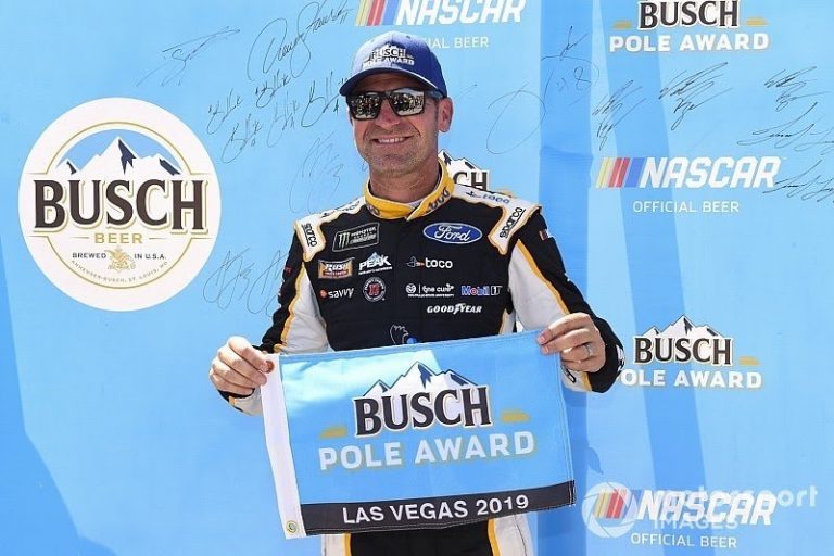 Clint Bowyer surprises with Las Vegas pole, qualifying results