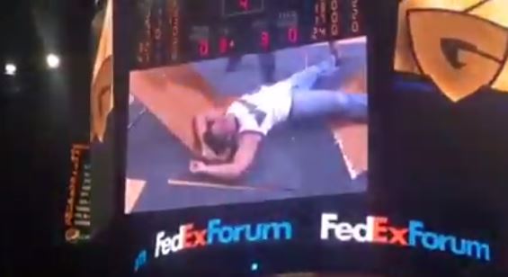 Grizzlies mascot powerbombs Wizards fan though a table (Video)