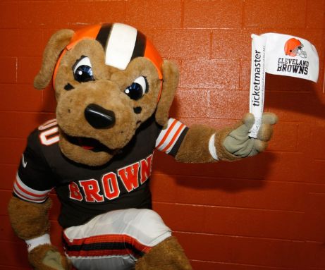 Cleveland Browns to give out white flags to fans