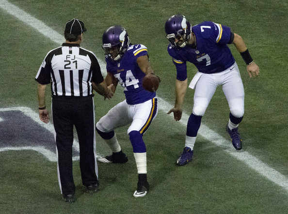 Cordarrelle Patterson shares awkward high five with referee