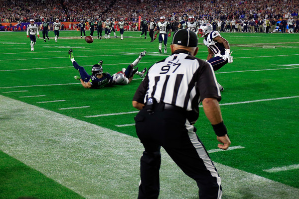 Jermaine Kearse makes circus catch in Super Bowl (GIF)