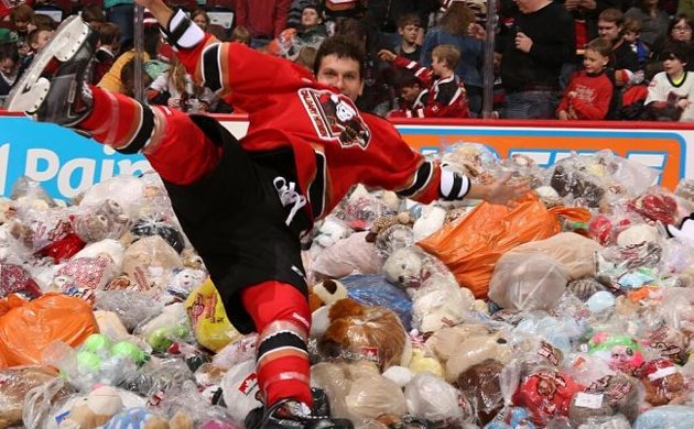 Calgary Hitmen get fans to toss 25,921 stuffed bears onto ice