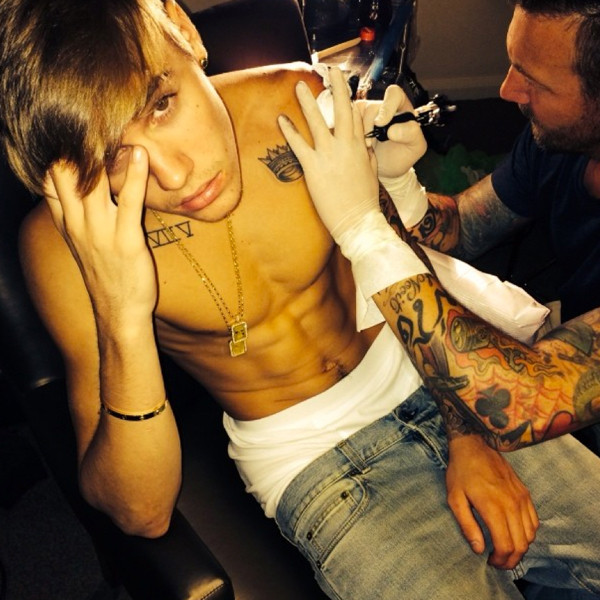 Justin Bieber unveils new tattoo (PICS)