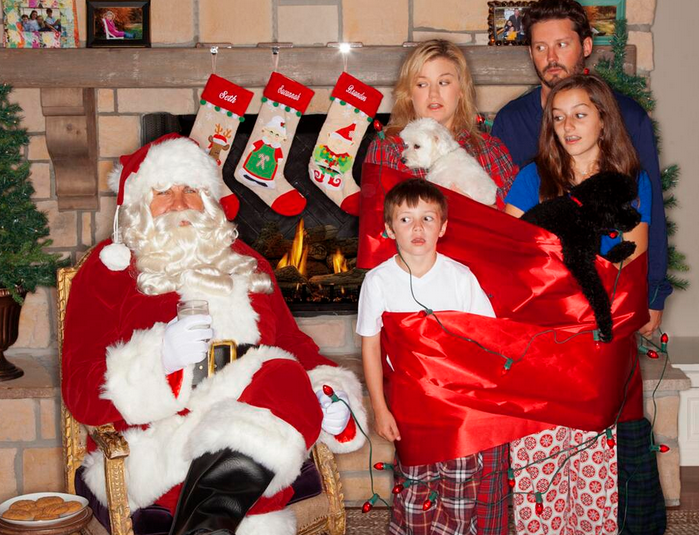 Kelly Clarkson and Family Appear with Santa on Christmas Card