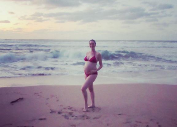 Anne Hathaway shows up baby bump in bikini photo