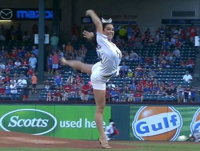Miss Texas throws out awful first pitch (Video)