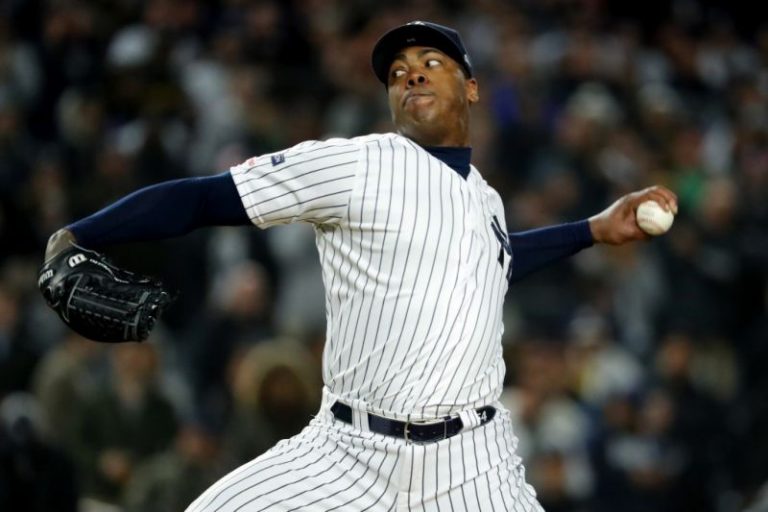 Yankees extend Chapman to avoid opt-out