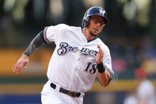 Eric Sogard returns to Brewers on one-year deal with option
