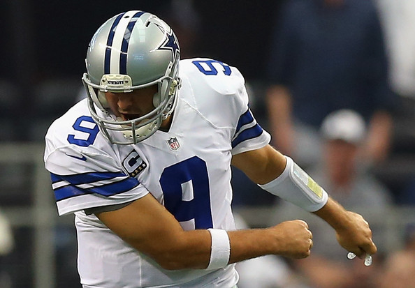 Tony Romo extends play, throws for first down