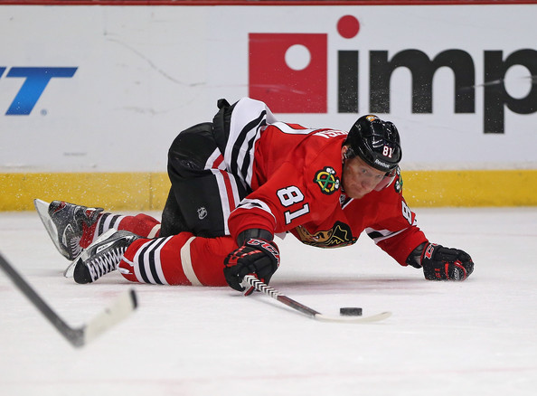 Marian Hossa leaves Stadium Series game with upper-body injury, will miss time