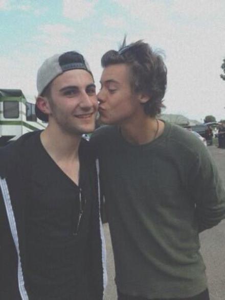One Direction’s Harry Styles Super Cute Photo of Him Kissing Fan On Cheek in Australia