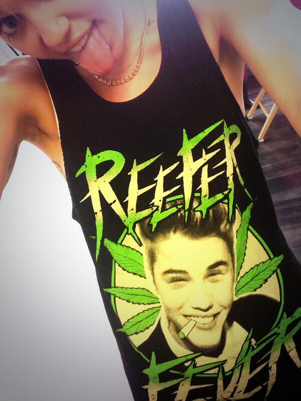 Miley Cyrus Wears ‘Reefer Fever’ Shirt with Justin Bieber’s Face PHOTO