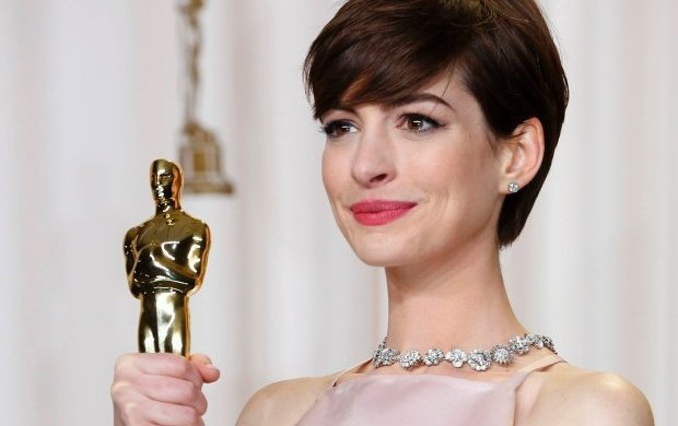 Anne Hathaway leaves dog poop on photographers car