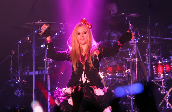 Avril Lavigne slams rumors that she is in rehab