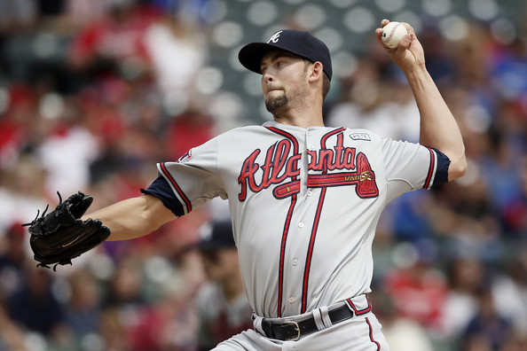 Mike Minor leaves start with shoulder discomfort
